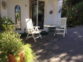Finca el Rio, The Studio self catering with pool and hydrotherapy jacuzzi set in beautiful gardens, Guaro
